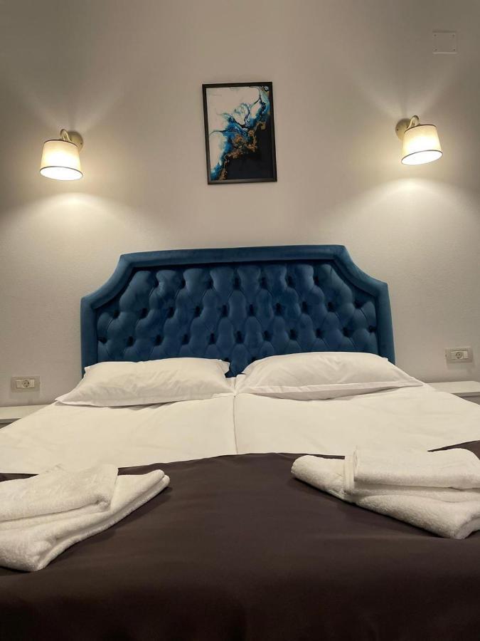 Cochet Boutique Hotell Târgu Jiu Exteriör bild