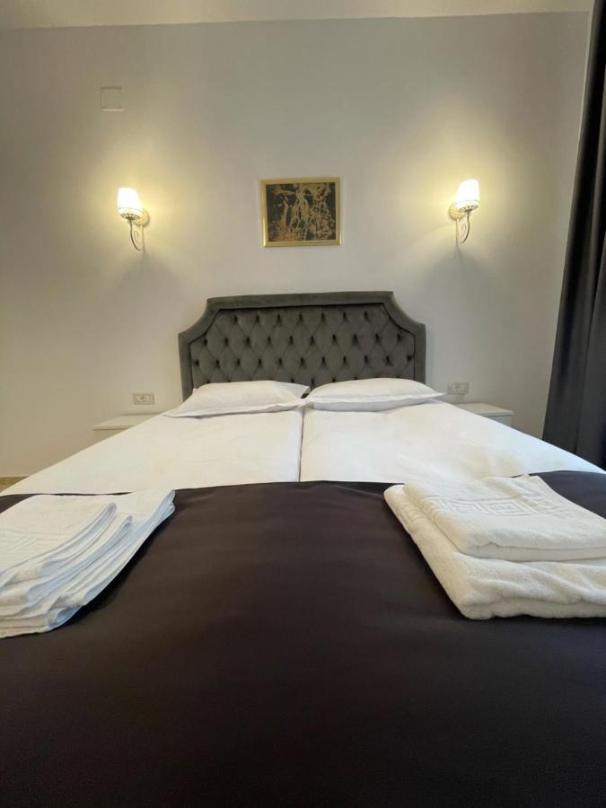 Cochet Boutique Hotell Târgu Jiu Exteriör bild