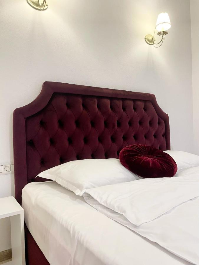 Cochet Boutique Hotell Târgu Jiu Exteriör bild
