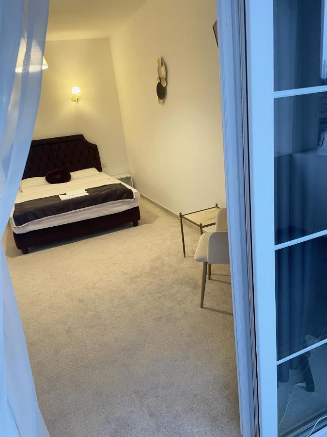 Cochet Boutique Hotell Târgu Jiu Exteriör bild