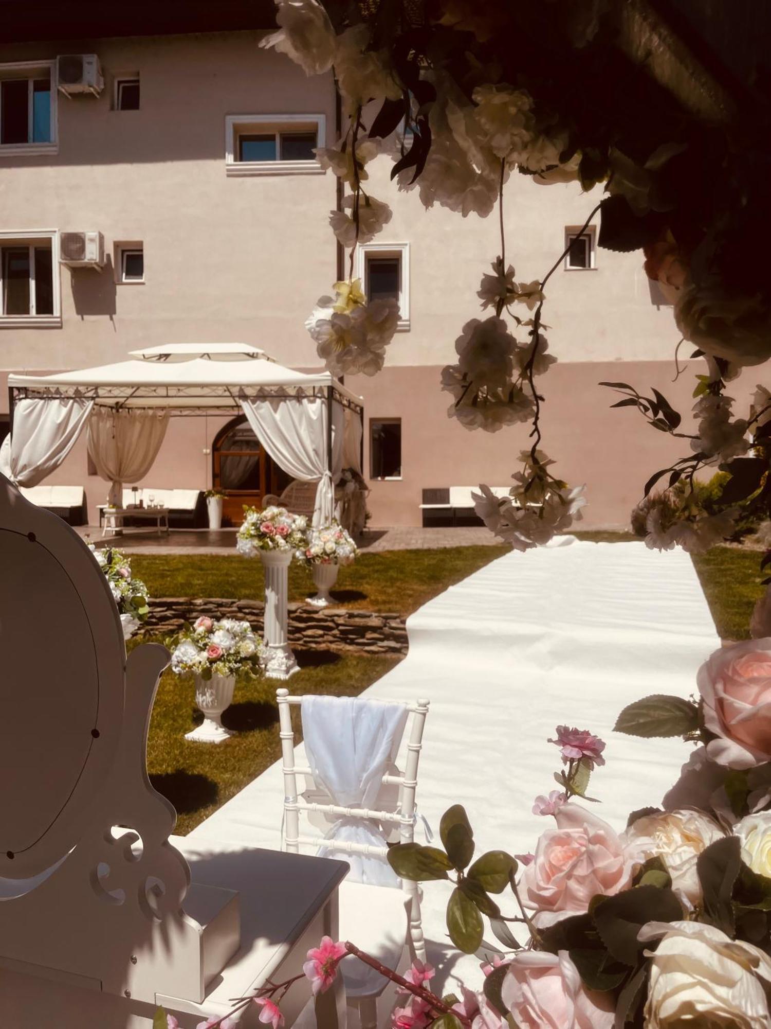 Cochet Boutique Hotell Târgu Jiu Exteriör bild