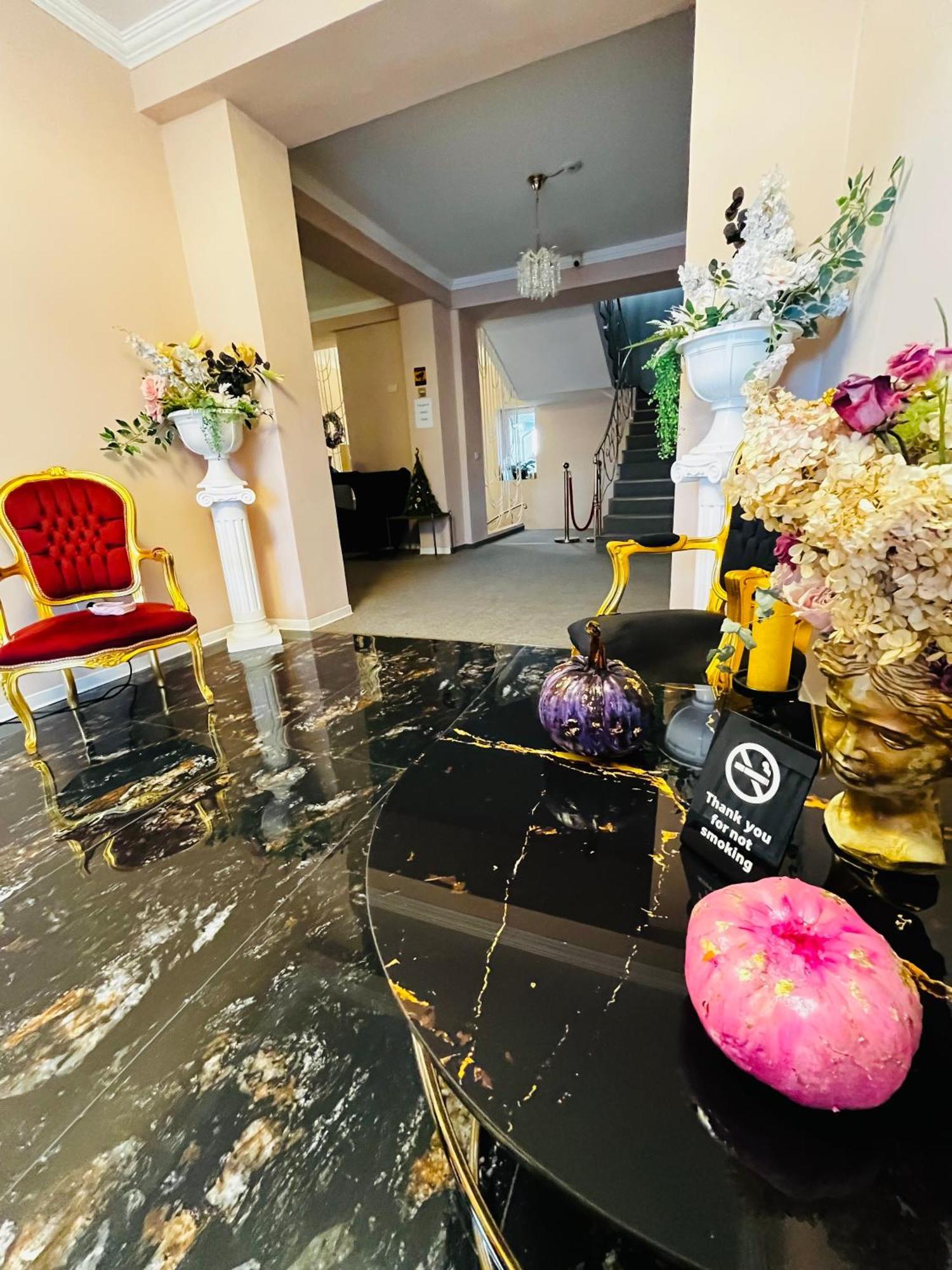Cochet Boutique Hotell Târgu Jiu Exteriör bild
