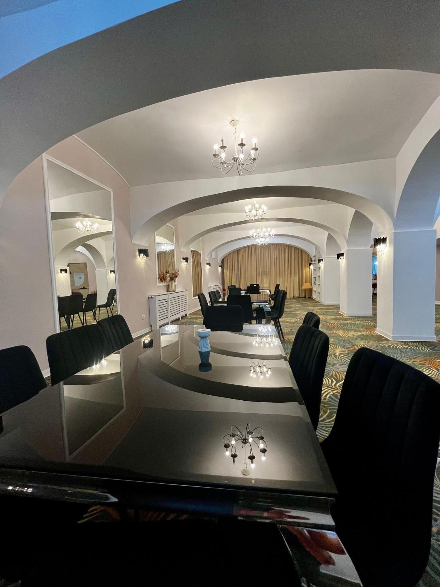 Cochet Boutique Hotell Târgu Jiu Exteriör bild
