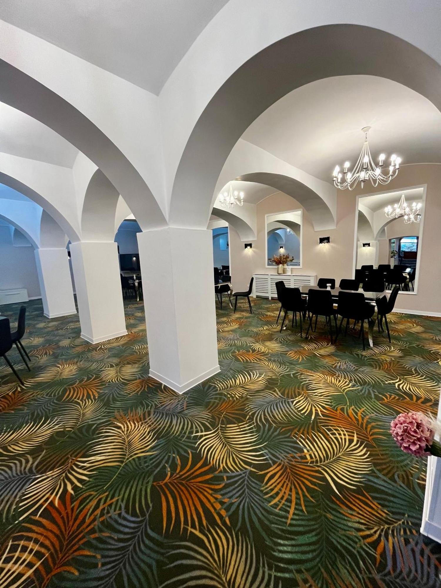 Cochet Boutique Hotell Târgu Jiu Exteriör bild