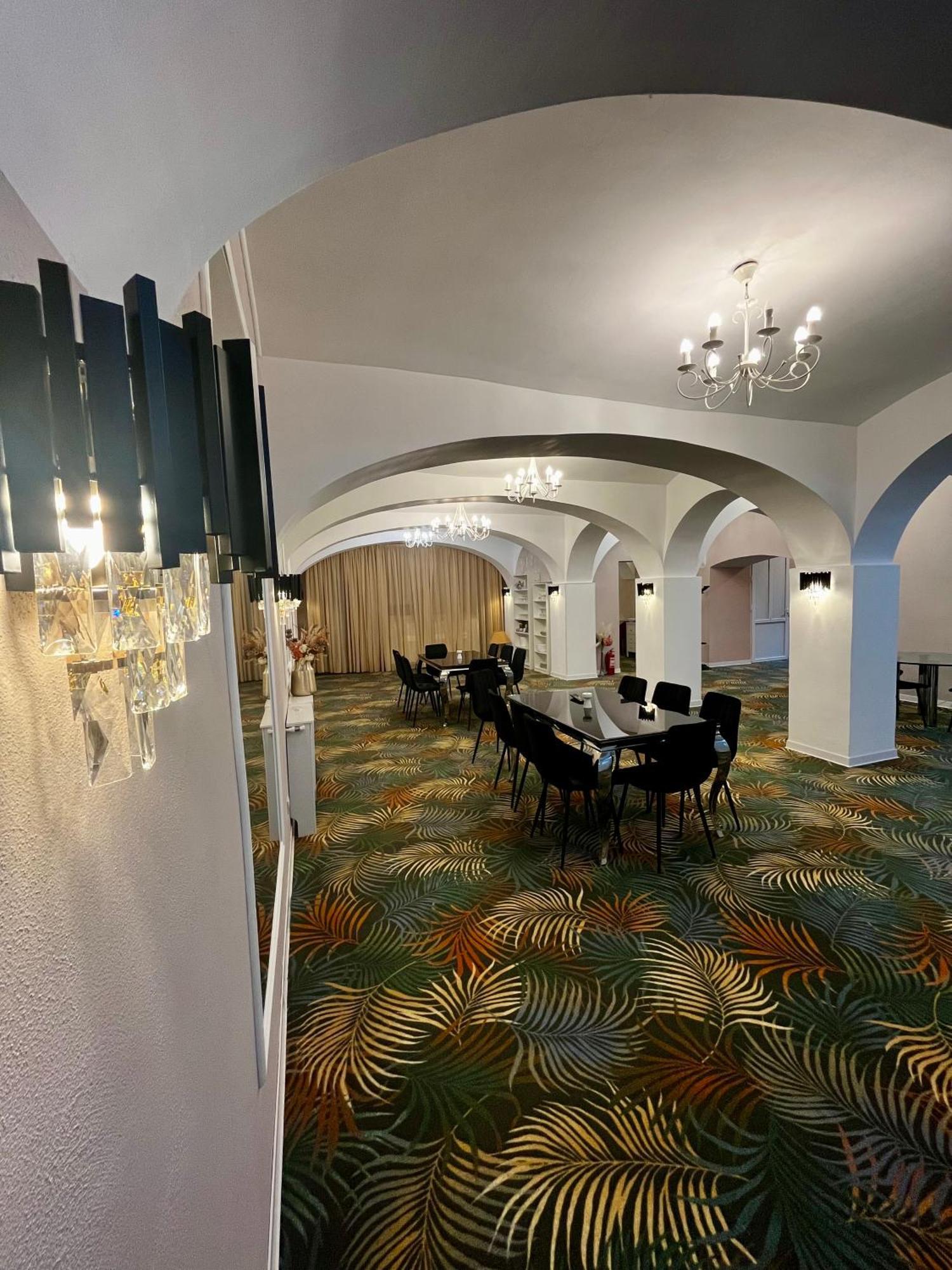 Cochet Boutique Hotell Târgu Jiu Exteriör bild